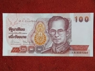 ธนบัตร ๑๐๐ บาท ด้านหลัง พระบาทสมเด็จพระจุลจอมเกล้าเจ้าอยู่หัว และพระบาทสมเด็จพระมงกุฎเกล
